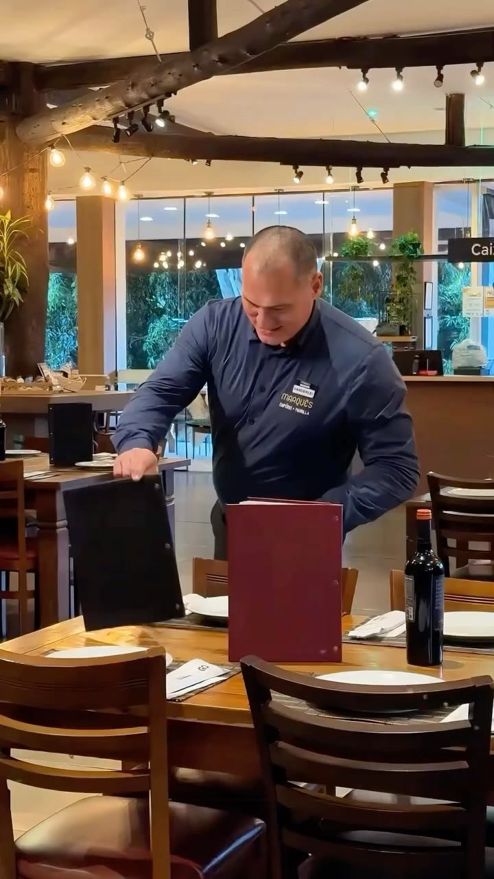Garçom do Marquês preparando a mesa com atenção aos detalhes