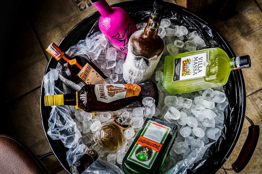 Garrafas de vinho e drinks no balde de gelo