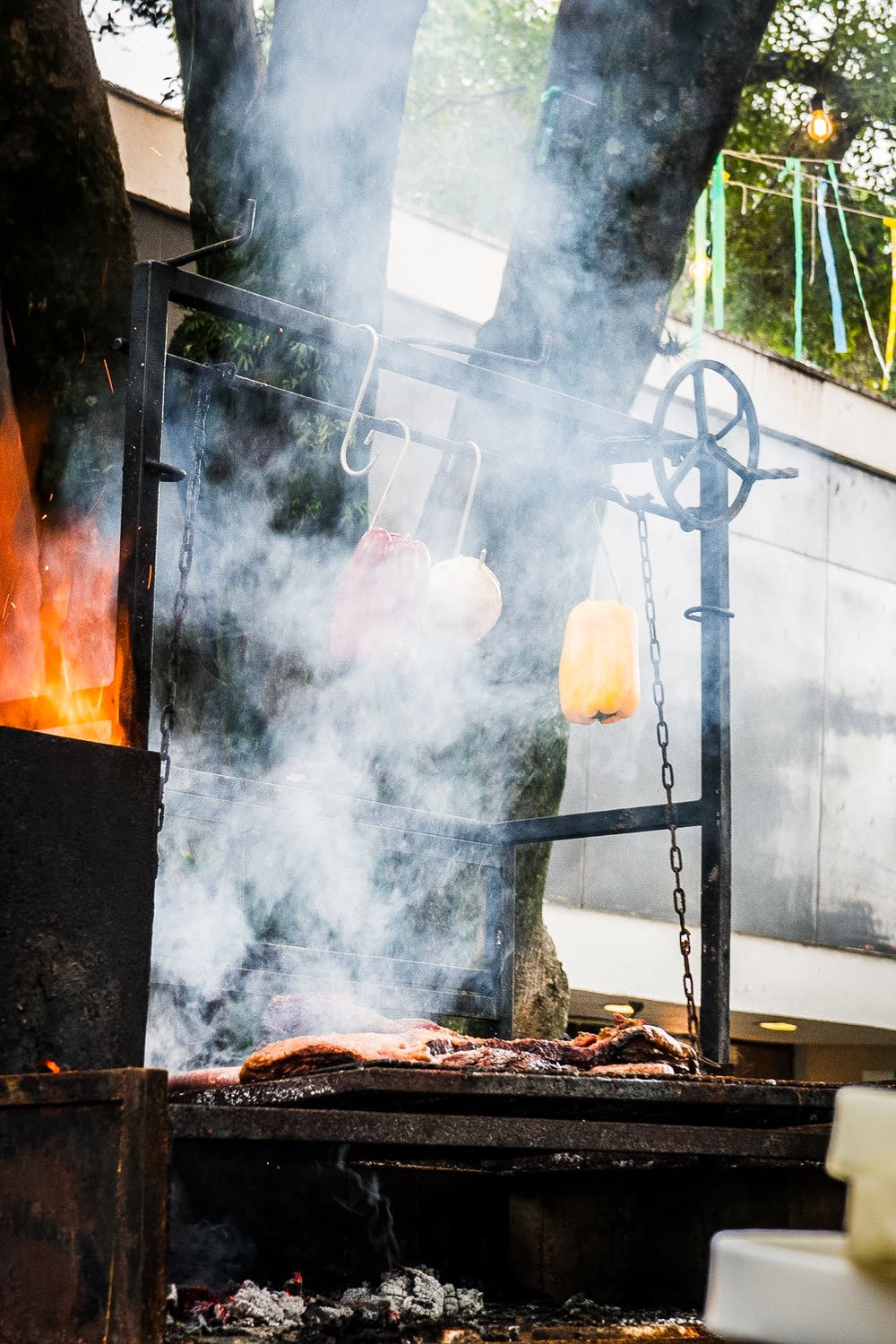 Fumaça e legumes pendurados sobre a brasa