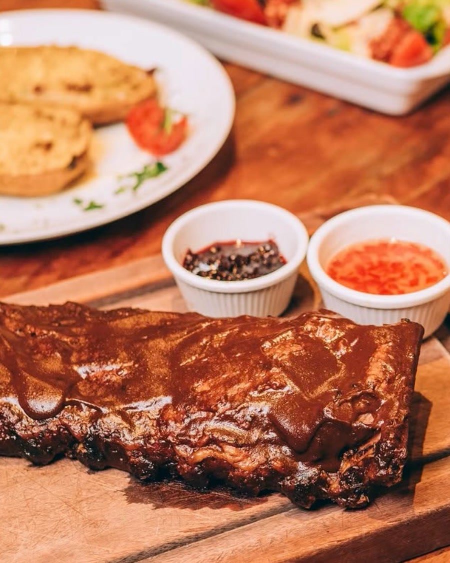 Costelinha suína com barbecue servida na tábua