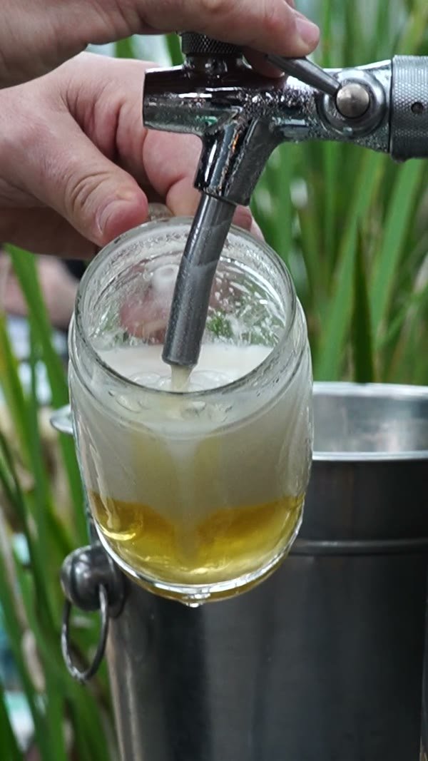 Chope artesanal sendo servido em copo gelado